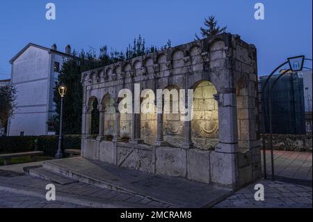 Isernia, Molise. Der „Brüderliche Brunnen“. Ist ein eleganter öffentlicher Brunnen, sowie ein Symbol, der Stadt Isernia. Stockfoto