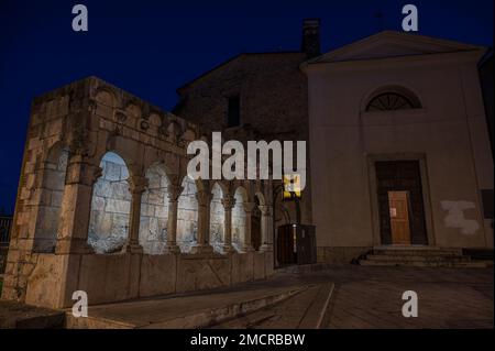 Isernia, Molise. Der „Brüderliche Brunnen“. Ist ein eleganter öffentlicher Brunnen, sowie ein Symbol, der Stadt Isernia. Stockfoto