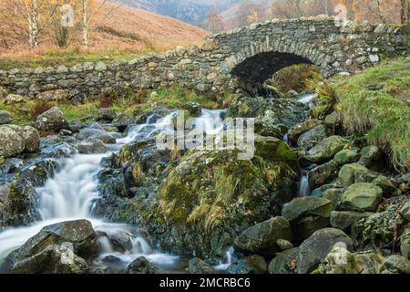 Ashness Brücke im Lake District ab leicht flussabwärts gesehen Stockfoto