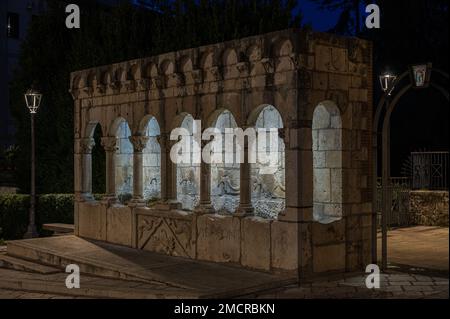 Isernia, Molise. Der „Brüderliche Brunnen“. Ist ein eleganter öffentlicher Brunnen, sowie ein Symbol, der Stadt Isernia. Stockfoto