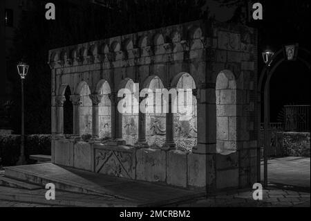 Isernia, Molise. Der „Brüderliche Brunnen“. Ist ein eleganter öffentlicher Brunnen, sowie ein Symbol, der Stadt Isernia. Stockfoto