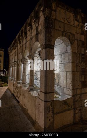 Isernia, Molise. Der „Brüderliche Brunnen“. Ist ein eleganter öffentlicher Brunnen, sowie ein Symbol, der Stadt Isernia. Stockfoto