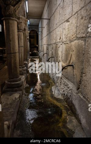 Isernia, Molise. Der „Brüderliche Brunnen“. Ist ein eleganter öffentlicher Brunnen, sowie ein Symbol, der Stadt Isernia. Stockfoto