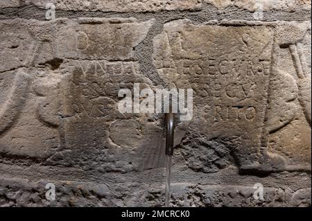 Isernia, Molise. Der „Brüderliche Brunnen“. Ist ein eleganter öffentlicher Brunnen, sowie ein Symbol, der Stadt Isernia. Stockfoto