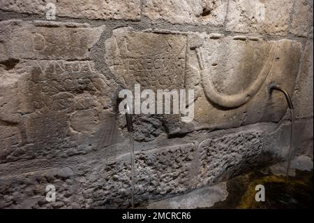 Isernia, Molise. Der „Brüderliche Brunnen“. Ist ein eleganter öffentlicher Brunnen, sowie ein Symbol, der Stadt Isernia. Stockfoto