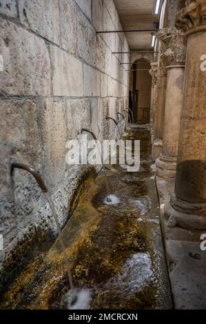 Isernia, Molise. Der „Brüderliche Brunnen“. Ist ein eleganter öffentlicher Brunnen, sowie ein Symbol, der Stadt Isernia. Stockfoto