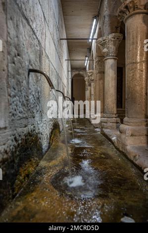 Isernia, Molise. Der „Brüderliche Brunnen“. Ist ein eleganter öffentlicher Brunnen, sowie ein Symbol, der Stadt Isernia. Stockfoto