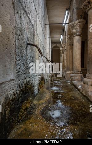 Isernia, Molise. Der „Brüderliche Brunnen“. Ist ein eleganter öffentlicher Brunnen, sowie ein Symbol, der Stadt Isernia. Stockfoto