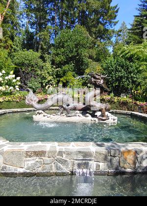 Eine vertikale Nahaufnahme eines Drachenwasserbrunnens in den Butchart Gardens, Kanada Stockfoto