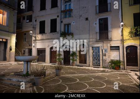 Einblicke in das historische Zentrum von Isernia, der Hauptstadt der gleichnamigen Provinz Molise, einer angenehmen Stadt mit einem kühlen Klima im Sommer und nicht allzu CO Stockfoto