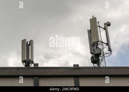 5G Basisstation für Funknetzantenne für Smartphones an einem Telekommunikationsmast, der ein Signal aussendet Stockfoto