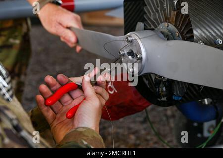 EIN US-AMERIKANISCHER Ein Soldat, dem 588. Brigadeingenieurbataillon zugeteilt, 3. Kampfteam der Panzerbrigade, 4. Infanteriedivision unterhält eine US-amerikanische Einheit Army RQ-7 Shadow at Niinisalo, Finnland, 8. Juli 2022. Das 3. Panzerbrigade-Kampfteam, 4. Infanteriedivision, ist unter anderem der 1. Infanteriedivision zugeteilt und arbeitet stolz mit NATO-Verbündeten und regionalen Sicherheitspartnern zusammen, um Kampfkräfte für das V Corps, Amerikas vorwärtsgebrachtes Korps in Europa, bereitzustellen. Stockfoto