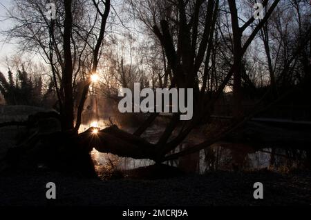 Bourne, Lincolnshire, 22. Januar 2023. Wetter in Großbritannien: Die Sonne geht an einem frostigen Wintermorgen in der Marktstadt Bourne in Lincolnshire auf. 22. Januar 2023. Vereinigtes Königreich. Kredit: Jonathan Clarke/Alamy Live News Stockfoto