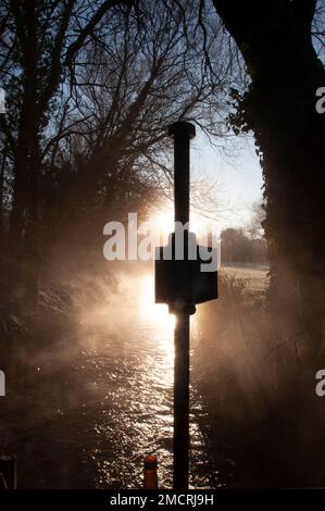 Bourne, Lincolnshire, 22. Januar 2023. Großbritannien Wetter: Großbritannien. 22. Januar 2023. 22. Januar 2023 Die Sonne glitzert am Schleusentor von St. Peters Pool in den Wellhead Gardens an einem frostigen Wintermorgen in der Marktstadt Lincolnshire in Bourne, England, Großbritannien. Kredit: Jonathan Clarke/Alamy Live News Stockfoto