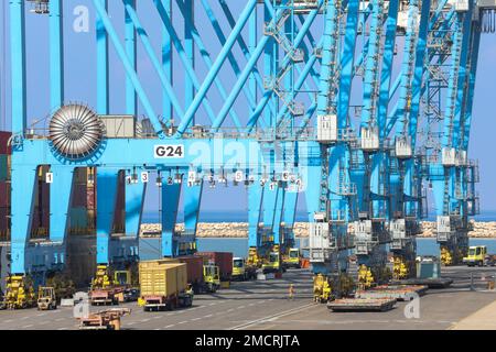 Kranaktivitäten im Hafen. Containerterminal beim Be- und Entladen von Containern. Stockfoto