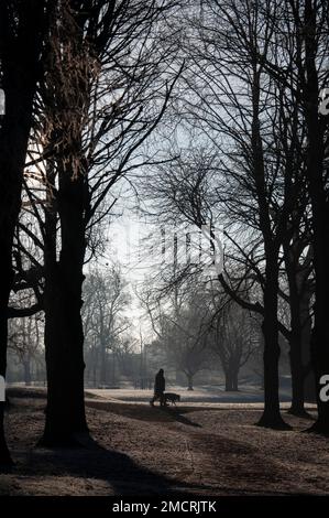 Bourne, Lincolnshire, 22. Januar 2023. UK Weather: Hundefreunde in den frostigen Brunnengärten an einem Wintermorgen in der Marktstadt Lincolnshire in Bourne, Großbritannien. 22. Januar 2023. Vereinigtes Königreich. Kredit: Jonathan Clarke/Alamy Live News Stockfoto