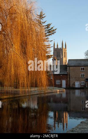 Bourne, Lincolnshire, 22. Januar 2023. UK Weather: Die Sonne färbt die weinenden Weiden an einem frostigen Wintermorgen in der Marktstadt Lincolnshire in Bourne, Großbritannien, goldfarben. 22. Januar 2023. Vereinigtes Königreich. Kredit: Jonathan Clarke/Alamy Live News Stockfoto