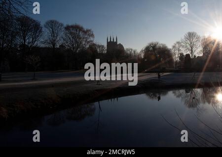 Bourne, Lincolnshire, 22. Januar 2023. Wetter im Vereinigten Königreich: An einem frostigen Wintermorgen in der Marktstadt Bourne in Lincolnshire, Großbritannien, geht die Sonne in den Memorial Gardens auf. 22. Januar 2023. Vereinigtes Königreich. Kredit: Jonathan Clarke/Alamy Live News Stockfoto