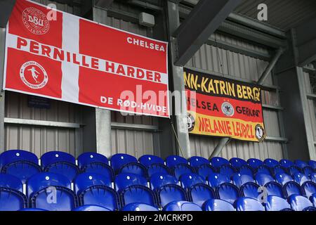 Kingston, Großbritannien. 22. Januar 2023. Eine allgemeine Ansicht der Banner, die das Stadion während des FA Women's Super League 1-Spiels zwischen Chelsea Women und Liverpool Women im Cherry Red Records Stadium, Kingston, England, am 22. Januar 2023 schmückten. Foto von Carlton Myrie. Nur redaktionelle Verwendung, Lizenz für kommerzielle Verwendung erforderlich. Keine Verwendung bei Wetten, Spielen oder Veröffentlichungen von Clubs/Ligen/Spielern. Kredit: UK Sports Pics Ltd/Alamy Live News Stockfoto