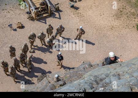 Bergsteigerlehrer vom Northern Warfare Training Center trainieren mit 11. Soldaten der Airborne Division, um ein führender Kletterer zu sein und anderen den Weg zu ebnen, den sie während des Advanced Military Mountaineering Kurses am 8. Juli auf der Black Rapids Training Site einschlagen können. Der Zweck des 14-tägigen Kurses besteht darin, Soldaten darin zu Schulen, wie sie sich durch bergiges Gelände manövrieren lassen, und dann zurück zu ihren Einheiten zu gehen und die Techniken und Verfahren zu vermitteln, um über das bergige Gelände von Alaska zu kommen. (Foto von Staff Sgt. Christopher Dennis/11. Airborne Division Public Affairs NCO) Stockfoto