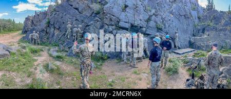 Bergsteigerlehrer vom Northern Warfare Training Center trainieren mit 11. Soldaten der Airborne Division am 8. Juli auf dem Trainingsgelände von Black Rapids an fortgeschrittenen künstlichen Schutzpunkten. Der Zweck des 14-tägigen Kurses besteht darin, Soldaten darin zu Schulen, wie sie sich durch bergiges Gelände manövrieren lassen, und dann zurück zu ihren Einheiten zu gehen und die Techniken und Verfahren zu vermitteln, um über das bergige Gelände von Alaska zu kommen. (Foto von Staff Sgt. Christopher Dennis/11. Airborne Division Public Affairs NCO) Stockfoto