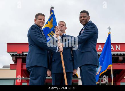 LT. Oberst Blake Johnson, 730. Air Mobility Squadron, ankommender Kommandant, rechts, erhält einen Guidon von Oberst Christopher Kiser, 515. Air Mobility Operations Group Commander, während der 730. AMS-Zeremonie zum Kommandowechsel, 8. Juni 2022, auf dem Luftwaffenstützpunkt Yokota, Japan. Der Empfang des Guidons bedeutet, dass Johnson den Befehl des 730. AMS annimmt. Stockfoto