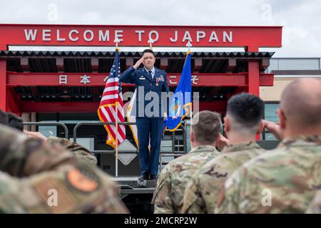 LT. Oberstleutnant Brandon Greenawalt, 730. Geschwader der Luftwaffe, dankt als Kommandeur bei der Zeremonie des AMS-Kommandowechsels 730. am Yokota Air Base, Japan, am 23. Juni 2022. Durch die Zeremonie zur Befehlsänderung wurde das Kommando der 730. AMS offiziell von Greenawalt an Oberstleutnant Blake Johnson übertragen. Stockfoto