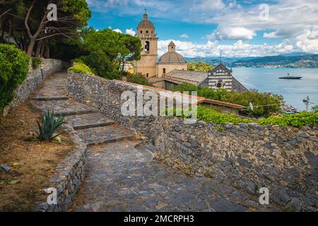 Atemberaubender Blick auf den Golf der Dichter von der Kirche San Lorenzo, Portovenere, Ligurien, Italien, Europa Stockfoto