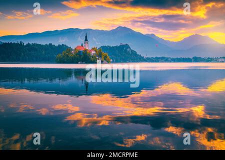 Atemberaubendes Reiseziel in Slowenien. Majestätischer Sonnenaufgang mit bunten Wolken und Heißluftballon über dem Bleder See, Bled, Slowenien, Europa Stockfoto