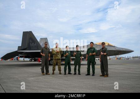 USA Air Force-Piloten, die der 199. Expeditionary Fighter Squadron zugeteilt wurden, und Koku-Jieitai (JASDF)-Piloten posieren für ein Gruppenfoto vor einem F-22-Raptor in der Marine Corps Air Station Iwakuni, Japan, 8. Juli 2022. Die Stärkung von Allianzen mit Partnern schafft einen asymmetrischen Vorteil durch Zugang, Interoperabilität, höhere Kapazitäten der Partner und eine stärkere Sensibilisierung für den Bereich. Stockfoto