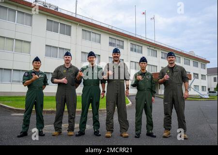 USA Air Force-Piloten, die der Expeditionary Fighter Squadron 199. zugeteilt wurden, und Koku-Jieitai (JASDF)-Piloten posieren für ein Gruppenfoto in der Marine Corps Air Station Iwakuni, Japan, 8. Juli 2022. Die kontinuierliche Zusammenarbeit und Integration mit Verbündeten und Partnern verbessert die Widerstandsfähigkeit und Überlebensfähigkeit der Luftwaffe der Koalition. Stockfoto