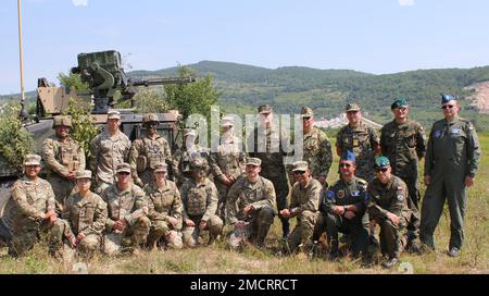 USA Fallschirmjäger der Armee (links) mit 1. Geschwader, 91. Kavallerie-Regiment (luftgetrieben) und Soldaten mehrerer Nationen posieren für ein Gruppenfoto während der Übung Golden Anvil auf dem multinationalen Trainingsgelände in Manjaca, Bosnien-Herzegowina, Juli 2022. Fallschirmjäger und Soldaten aus mehreren Ländern verbrachten 15 Tage damit, ihre Interoperabilität zu verbessern, indem sie montierte Aufklärungs- und Sicherheitspatrouillen durchführten. Die 173. Brigade ist die USA Die Noteinsatztruppe der Armee in Europa, die rasch verlegbare Truppen in die Zuständigkeitsbereiche der Vereinigten Staaten in Europa, Afrika und Zentralkommando bereitstellt Stockfoto