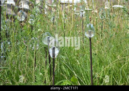 LED-Glühbirnen in der Wildblumenwiese als Teil des Beleuchtungskonzepts, das bei Nacht den britischen Pavillon auf der Expo Milan 2015 enthüllt. Stockfoto