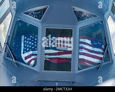 Eine B-52 Stratofortress mit dem 307. Bomb Wing, Louisiana, fliegt in Richtung des Booms eines KC-135 Stratotankers, mit dem 914. Air Tanken Wing, New York, 9. Juli 2022 über dem Süden der USA. Der KC-135 hatte Ehepartner der 307. Maintenance Group an Bord, die das Betanken beobachten konnten. Stockfoto