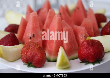 Eine platte voller verschiedener Früchte Stockfoto