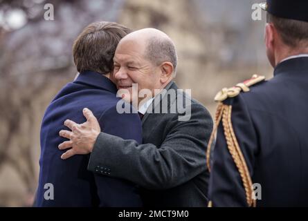 Paris, Frankreich. 22. Januar 2023. Bundeskanzler Olaf Scholz (SPD) wird vom französischen Staatspräsidenten Emmanuel Macron zu der Feier anlässlich des 60. Jahrestags der Unterzeichnung des Elysée-Vertrags im deutsch-französischen Ministerrat begrüßt. Das wurde am 22. Januar 1963 von Konrad Adenauer und Charles de Gaulle unterzeichnet. Dieses Abkommen besiegelte die deutsch-französische Freundschaft und Zusammenarbeit zwischen den beiden Ländern. Kredit: Michael Kappeler/dpa/Alamy Live News Stockfoto