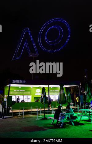 Melbourne, Australien. 22. Januar 2023. 500 Drohnen bilden die Form des Australian Open Logos auf einer Höhe von 120 Metern und fliegen über dem Melbourne Park. Kredit: Frank Molter/dpa/Alamy Live News Stockfoto