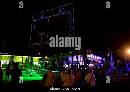 Melbourne, Australien. 22. Januar 2023. 500 Drohnen bilden die Form eines Tennisplatzes in einer Höhe von 120 Metern und fliegen während der Australian Open über den Melbourne Park. Kredit: Frank Molter/dpa/Alamy Live News Stockfoto