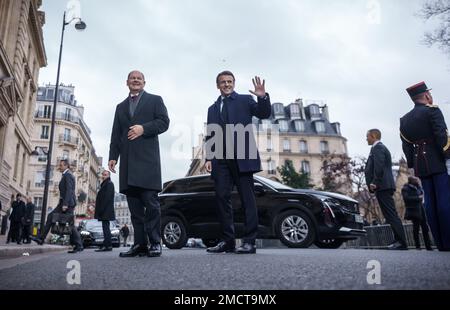 Paris, Frankreich. 22. Januar 2023. Bundeskanzler Olaf Scholz (SPD, l) nimmt zusammen mit dem französischen Staatspräsidenten Emmanuel Macron an der Feier anlässlich des 60. Jahrestags des Elysée-Vertrags Teil. Das wurde am 22. Januar 1963 von Konrad Adenauer und Charles de Gaulle unterzeichnet. Dieses Abkommen besiegelte die deutsch-französische Freundschaft und Zusammenarbeit zwischen den beiden Ländern. Kredit: Michael Kappeler/dpa/Alamy Live News Stockfoto