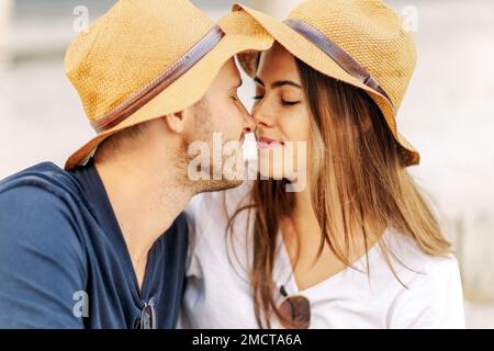 Porträt eines glücklichen jungen Paares. Ein Paar in Liebesküssen und Träumen. Valentinstag. Um die Welt reisen. Ein Paar küssen Stockfoto