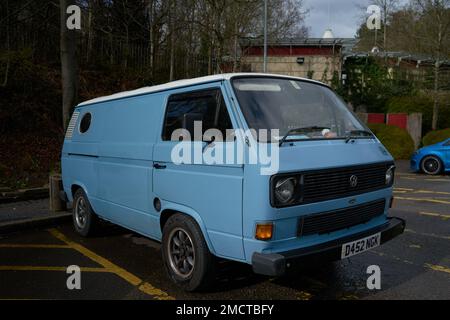 Ein luftgekühlter VW-Vintage-Van mit Nachrüstfelgen steht auf einem Parkplatz. Diese legendären Volkswagens sind ein sehr begehrtes Fahrzeug. Stockfoto