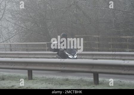 Windsor, Berkshire, Großbritannien. 22. Januar 2023. Verkehr auf der Royal Windsor Way heute Morgen, bei nebligen und eisigen Bedingungen. Die Temperaturen lagen heute Morgen wieder unter dem Gefrierpunkt, und eine gelbe Wetterwarnung wird bis morgen früh um 11am Uhr wegen des Gefriernebels aktiviert. Kredit: Maureen McLean/Alamy Live News Stockfoto