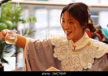 Cardiff, Großbritannien. 21. Januar 2023 Verkostung traditioneller chinesischer Tees für das chinesische Neujahrsfest und Feste des Lantern Festivals in der Cardiff Library, 21.01.23, Credit Penallta Photographics/Alamy Live Stockfoto