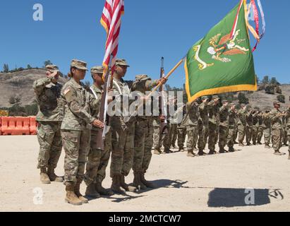 Der Farbenwächter des 324. Militärpolizeibataillons nimmt an der Zeremonie zum Kommandowechsel des 324. Militärbataillons hier in Fort Hunter Liggett, Kalifornien, Teil. Stockfoto