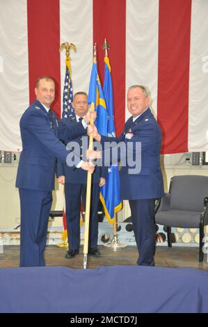 Kommandant des 908. Luftwaffenflügels, Oberst Craig Drescher, übergibt den Leitfaden der 908. Wartungsgruppe an Oberstleutnant Stuart Martin, neuen 908. Befehlshaber der Wartungsgruppe, während einer Zeremonie zur Kommandoübernahme am 9. Juli 2022 auf dem Luftwaffenstützpunkt Maxwell, Alabama. Martin übernimmt das Kommando über die 908 MXG, während die Einheit sich auf eine mögliche Remission von einer taktischen C-130H Hercules Mission vorbereitet, um die formelle Trainingseinheit der Air Force für den MH-139A Grey Wolf Helikopter zu werden. Stockfoto