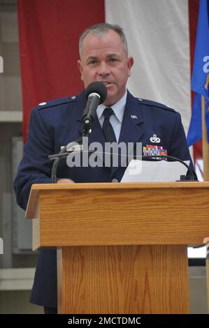 Befehlshaber der 908. Wartungsgruppe, LT. Oberst Stuart Martin, spricht während einer Zeremonie zur Kommandoübernahme am 9. Juli 2022 im Luftwaffenstützpunkt Maxwell, Alabama. Martin übernimmt das Kommando über die 908 MXG, während die Einheit sich auf eine mögliche Remission von einer taktischen C-130H Hercules Mission vorbereitet, um die formelle Trainingseinheit der Air Force für den MH-139A Grey Wolf Helikopter zu werden. Stockfoto