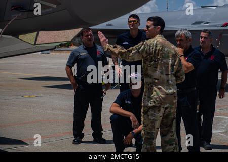 USA Air Force Master Sgt. Aaron Strayhorn, 48. Civil Engineer Squadron Assistant Chief of Operations, führt gemeinsame Vertrautstraining in Bezug auf die F-35A Lightning II mit den USA durch Navy Feuerwehrleute von der Naval Support Activity Souda Bay, vor Übung Poseidons Rage 22 am Souda Air Base, Griechenland, 9. Juli 2022. PR22 ist der erste gleichzeitige Einsatz von Kampfgeschwadern der vierten und fünften Generation durch die USA Die Luftwaffe in Europa an denselben vorderen Einsatzort zu bringen, wobei sie die Fähigkeit zur Durchführung großer Arbeitsübungen unter Beweis stellt und das NATO-Bündnis stärkt. Stockfoto