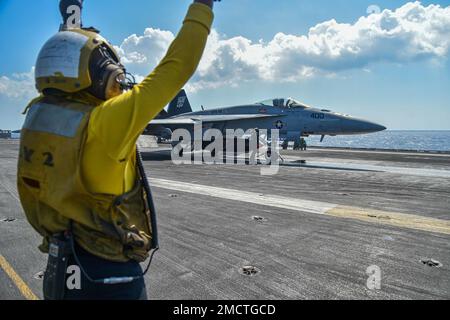 220709-N-BP862-1047 MEDITERRANEAN SEA (9. Juli 2022) Aviation Boatswain's Mate (Handling) Airman Nadia Chapel, aus Cincinnati, leitet den Piloten eines F/A-18E Super Hornet, das den „Sunliners“ der Streikkampfgeschwader (VFA) 81 auf dem Flugdeck der USS Harry S. Truman (CVN 75) angeschlossen ist, 9. Juli 2022. Die Harry S. Truman Carrier Strike Group befindet sich in einem geplanten Einsatz in den USA Marinestreitkräfte Europa Einsatzgebiet, angestellt von den USA Sechste Flotte, die die Interessen der USA, Verbündeten und Partner verteidigt. Stockfoto