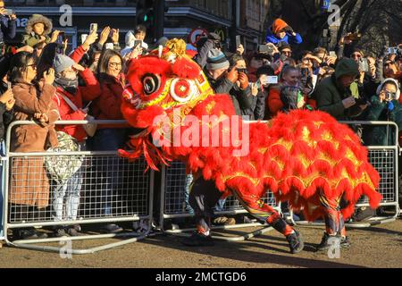 London, Großbritannien. 22. Januar 2023. Künstler nehmen an der chinesischen Neujahrsparade in farbenfrohen Kostümen Teil, während die Menschen zusehen. Die lebhafte Parade mit traditionellen handgefertigten Löwen- und Drachentänzen kehrt zu den Straßen von Soho und Chinatown zurück, um das Frühlingsfest zu feiern. 2023 ist das Jahr des Hasen. Kredit: Imageplotter/Alamy Live News Stockfoto