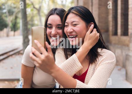 Frauen, die Spaß beim Aufnehmen von Videos für soziale Medien haben Stockfoto